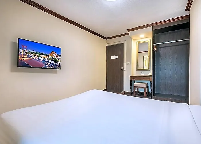 Nasa Airport Rail Link Hotel 4*